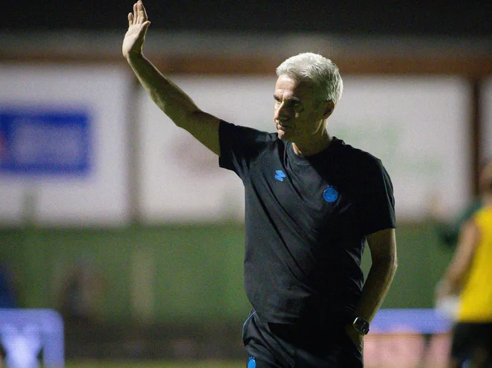 Goleada impulsiona elogios da torcida do Grêmio a Luís Castro