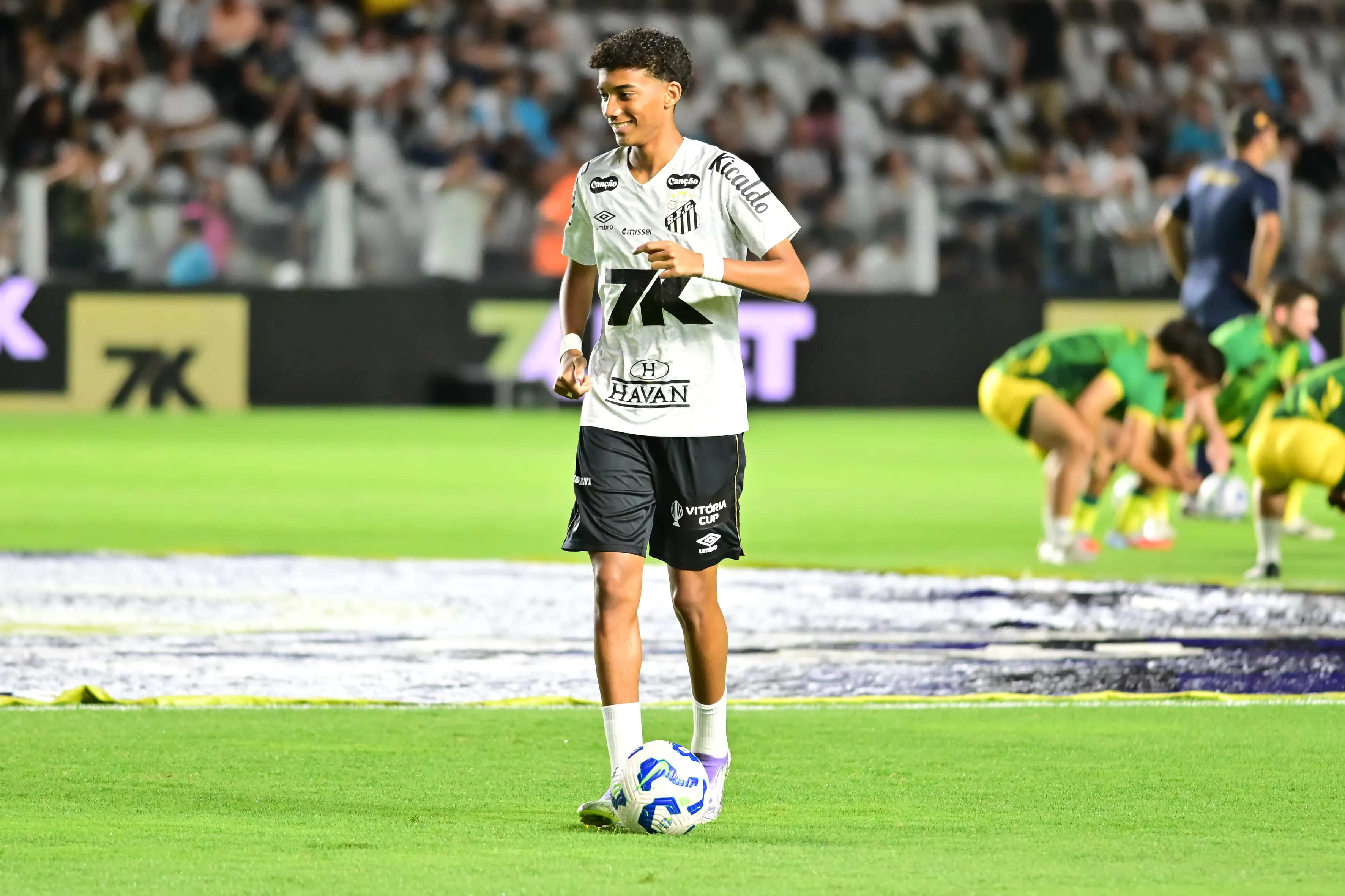SP – SANTOS – 19/11/2025 – BRASILEIRO A 2025, SANTOS X MIRASSOL – Robinho JR jogador do Santos durante aquecimento antes da partida contra o Mirassol no estadio Vila Belmiro pelo campeonato Brasileiro A 2025. Foto: Jota Erre/AGIF