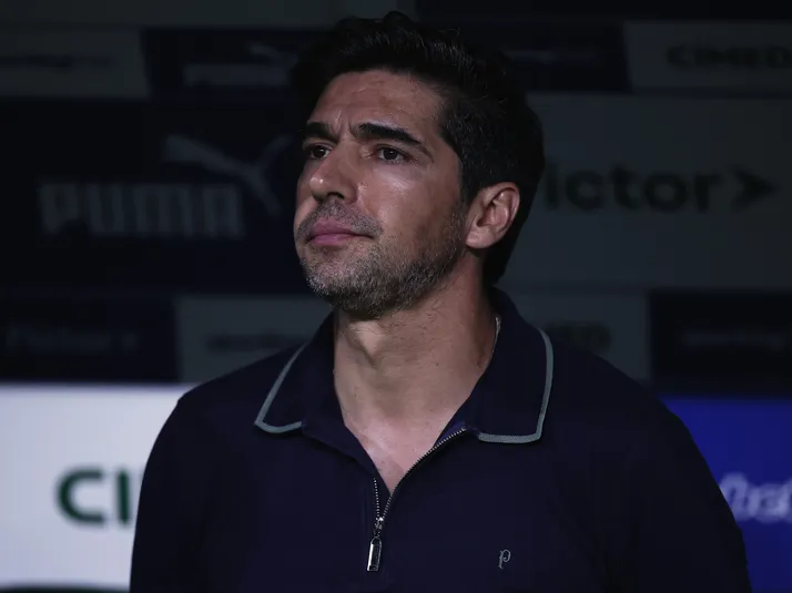 Abel Ferreira explica postura do Palmeiras no mercado da bola