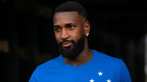 Gerson acompanhando partida entre Cruzeiro e Pouso Alegre na primeira rodada do Campeonato Mineiro de 2026.