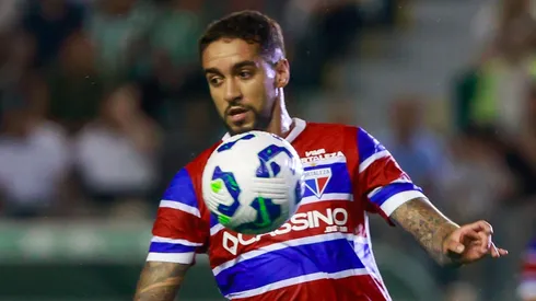 Matheus Pereira em campo pelo Fortaleza. Foto: Luiz Erbes/AGIF