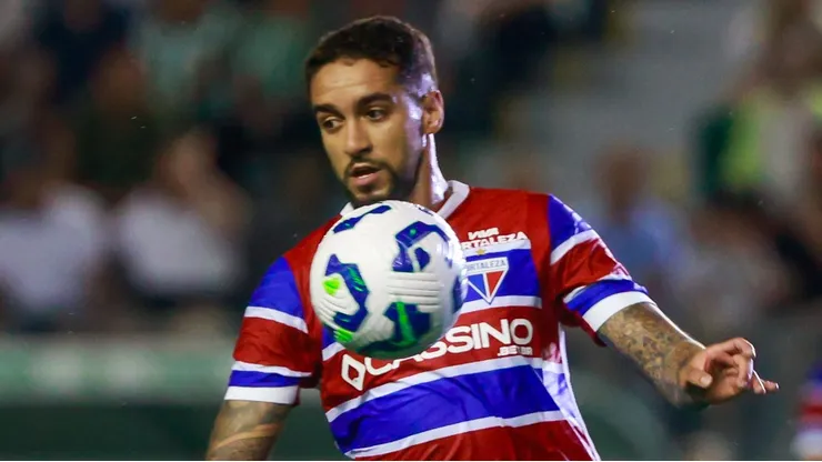 Matheus Pereira em campo pelo Fortaleza. Foto: Luiz Erbes/AGIF