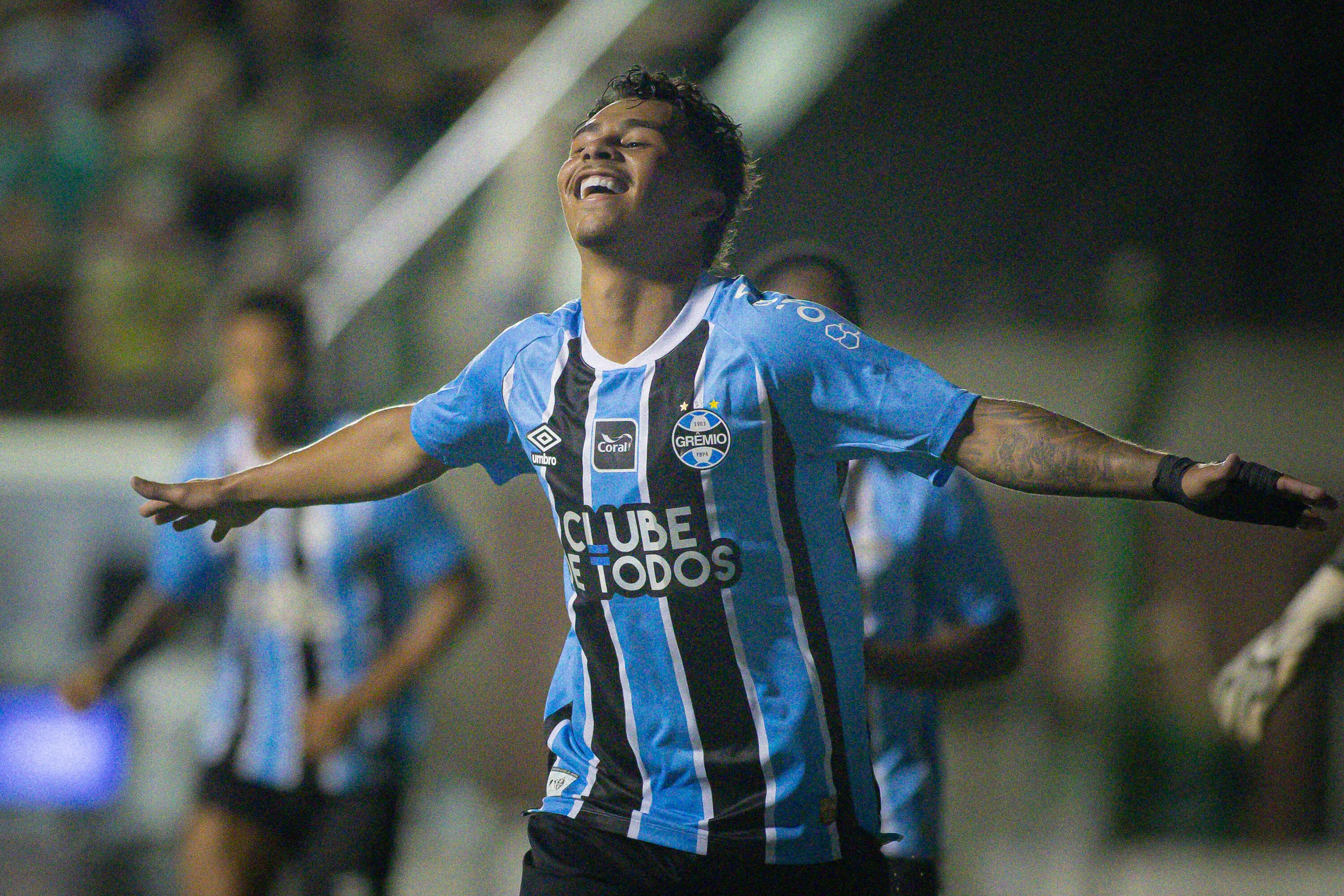 Roger jogador do Gremio comemora seu gol durante partida contra o Avenida no estadio Eucaliptos pelo campeonato Gaucho 2026. Foto: Maxi Franzoi/AGIF