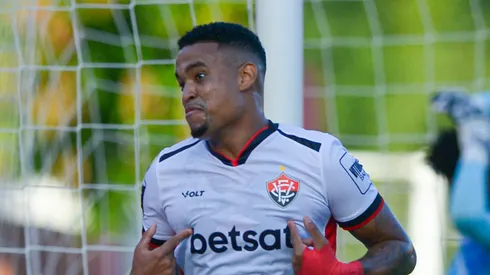 Alerrandro jogador do Vitoria comemora seu gol com jogadores do seu time durante partida contra o Corinthians no estadio Barradao pelo campeonato Brasileiro A 2024. Foto: Jhony Pinho/AGIF