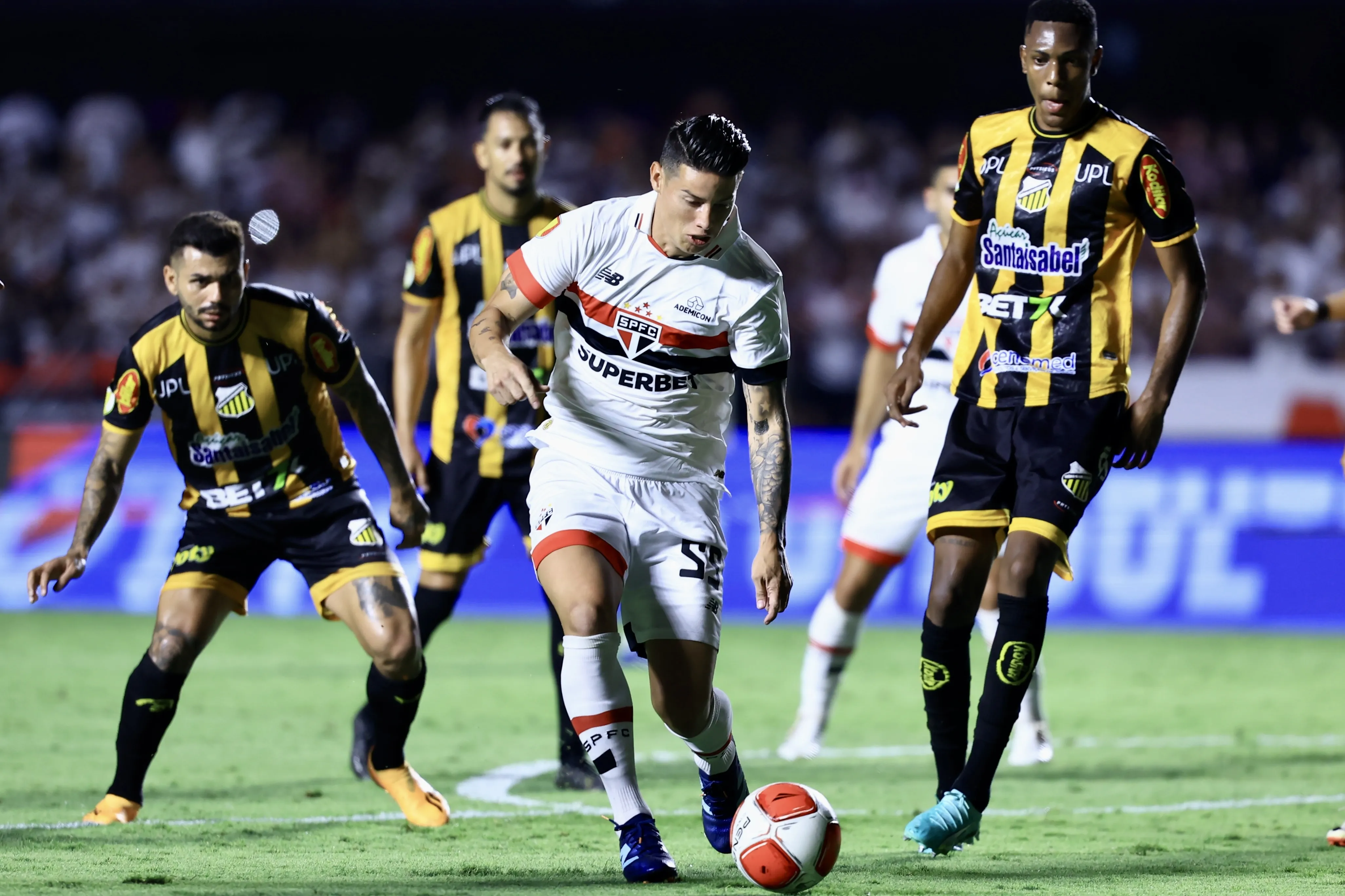 James RodrÍguez, em confronto pelo Paulistão em 2024. Foto: Marcello Zambrana/AGIF