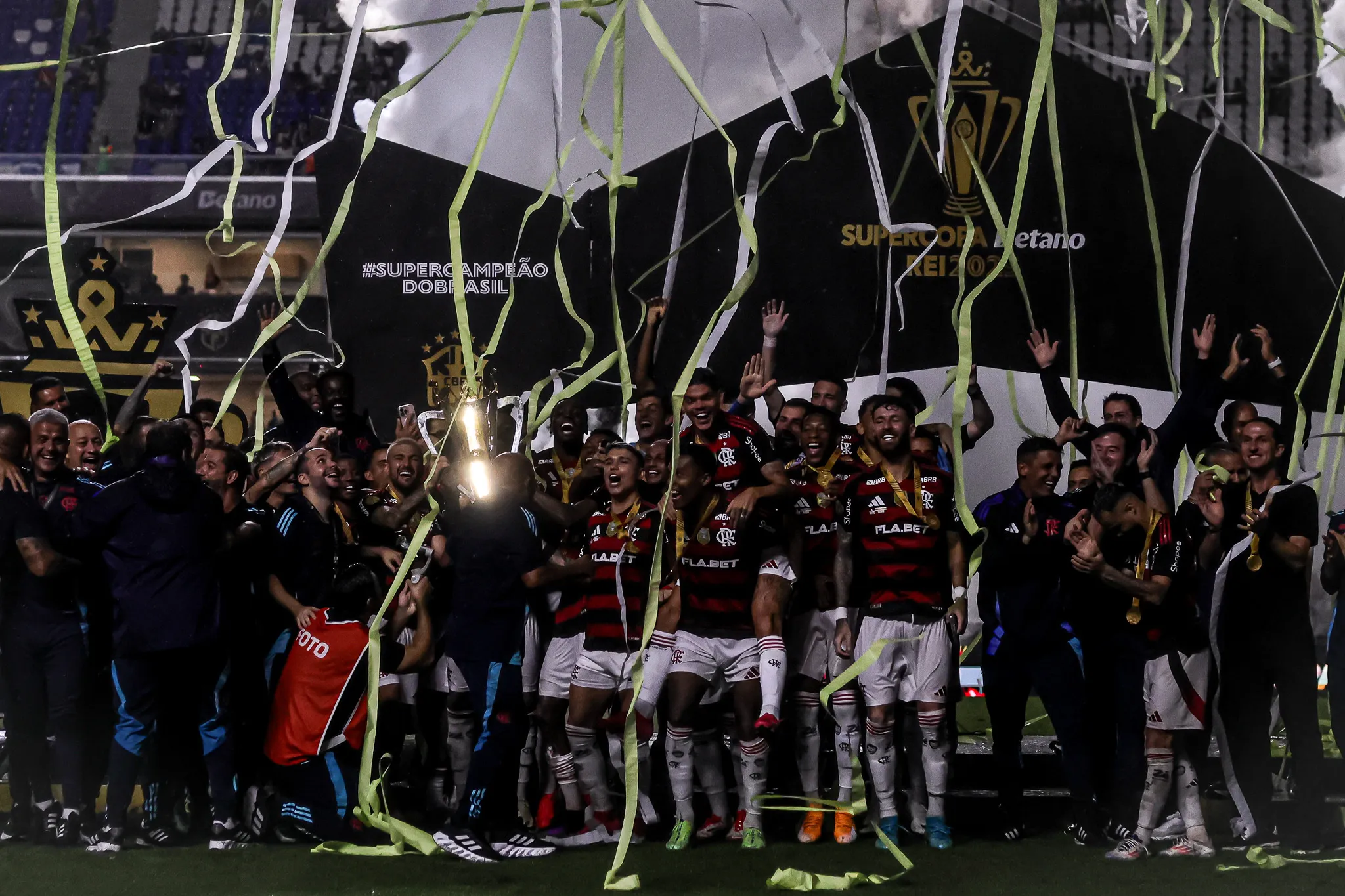 Jogadores do Flamengo comemoram titulo de campeao apos partida contra o Botafogo no estadio Mangueirao pela decisao do campeonato Supercopa 2025. Foto: Fernando Torres/AGIF