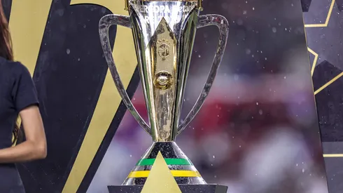 Trofeu da Supercopa Rei, durante a final entre Flamengo x Bota fogo, no estadio Magueirao Foto: Fernando Torres/AGIF
