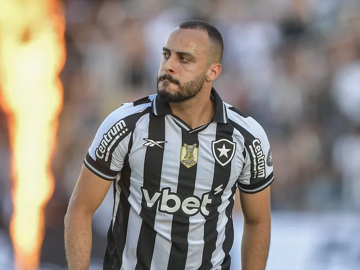 Torcida do Botafogo é contra saída de Arthur Cabral e se preocupa com transfer ban