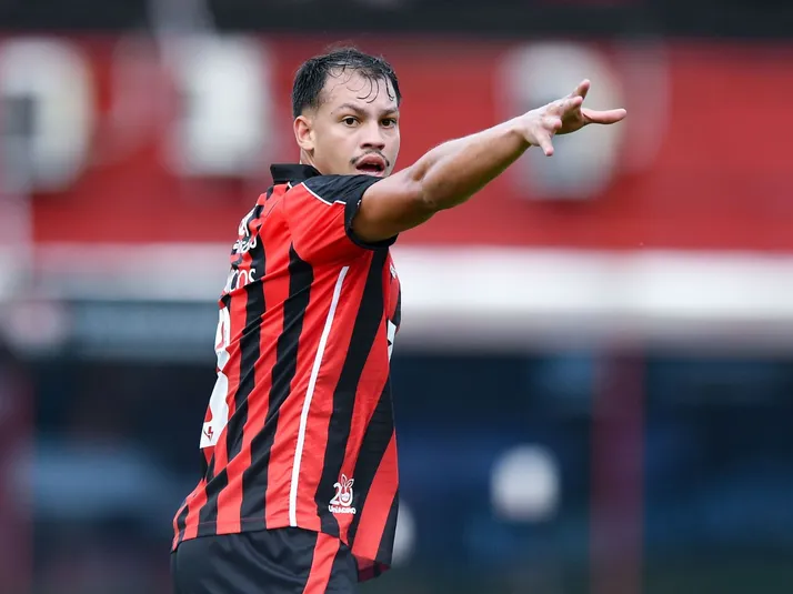 Ceará mira Zé Marcos, zagueiro do Vitória