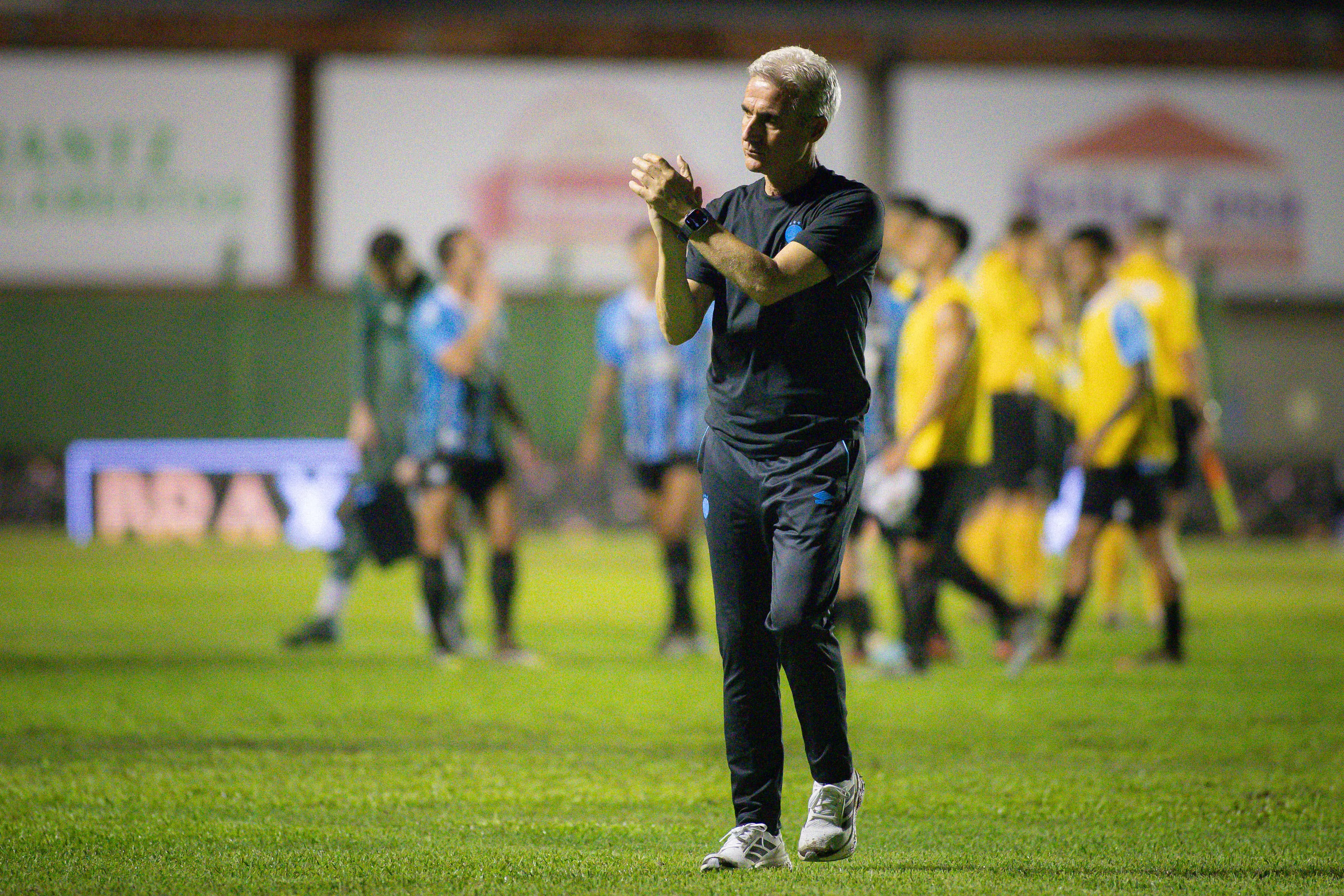 RS – PORTO ALEGRE – 10/01/2026 – GAUCHO 2026, AVENIDA X GREMIO – Luis Castro tecnico do Gremio durante partida contra o Avenida no estadio Eucaliptos pelo campeonato Gaucho 2026. Foto: Maxi Franzoi/AGIF