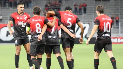 Chiqueti jogador do Athletico-PR comemora seu gol com jogadores do seu time durante partida contra o Andraus no estadio Arena da Baixada pelo campeonato Paranaense 2026. Foto: Robson Mafra/AGIF
