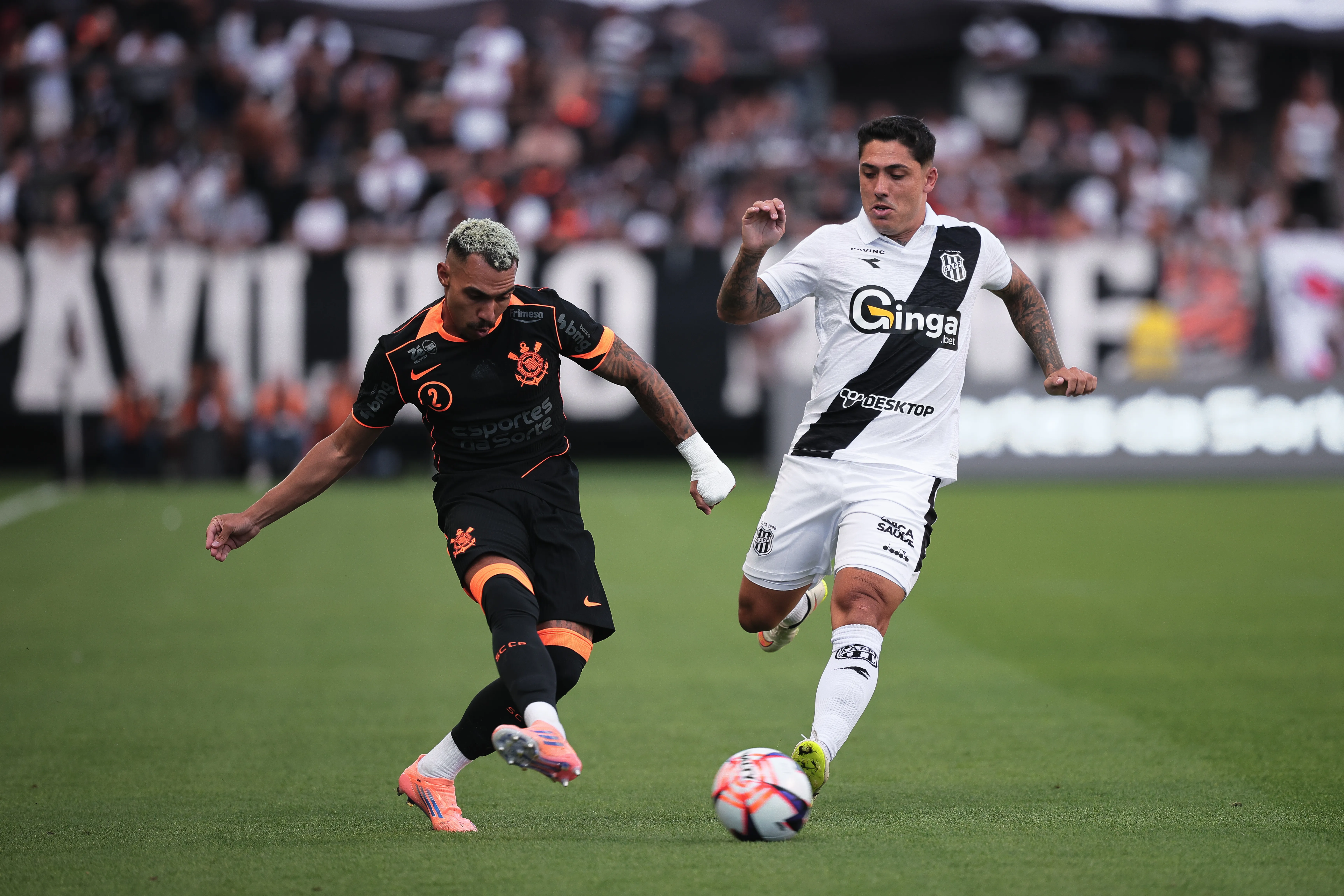 Matheuzinho jogador do Corinthians disputa lance com Bruno Lopes jogador do Ponte Preta durante partida no estadio Arena Corinthians pelo campeonato Paulista 2026. Foto: Ettore Chiereguini/AGIF