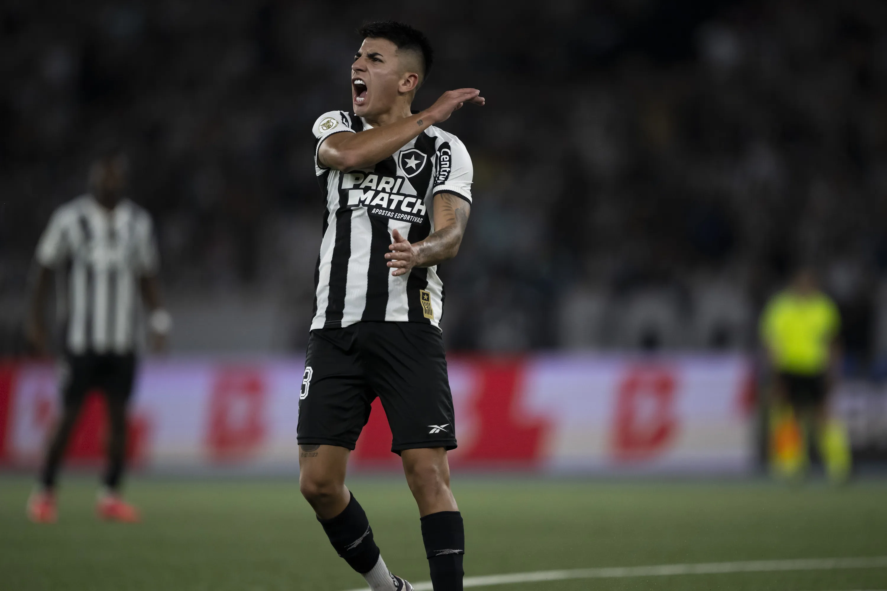 Thiago Almada jogador do Botafogo lamenta durante partida contra o Vitoria no estadio Engenhao pelo campeonato Brasileiro A 2024. Foto: Jorge Rodrigues/AGIF