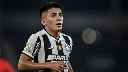 Almada jogador do Botafogo durante partida contra o Corinthians no estadio Engenhao pelo campeonato Brasileiro A 2024. Foto: Thiago Ribeiro/AGIF