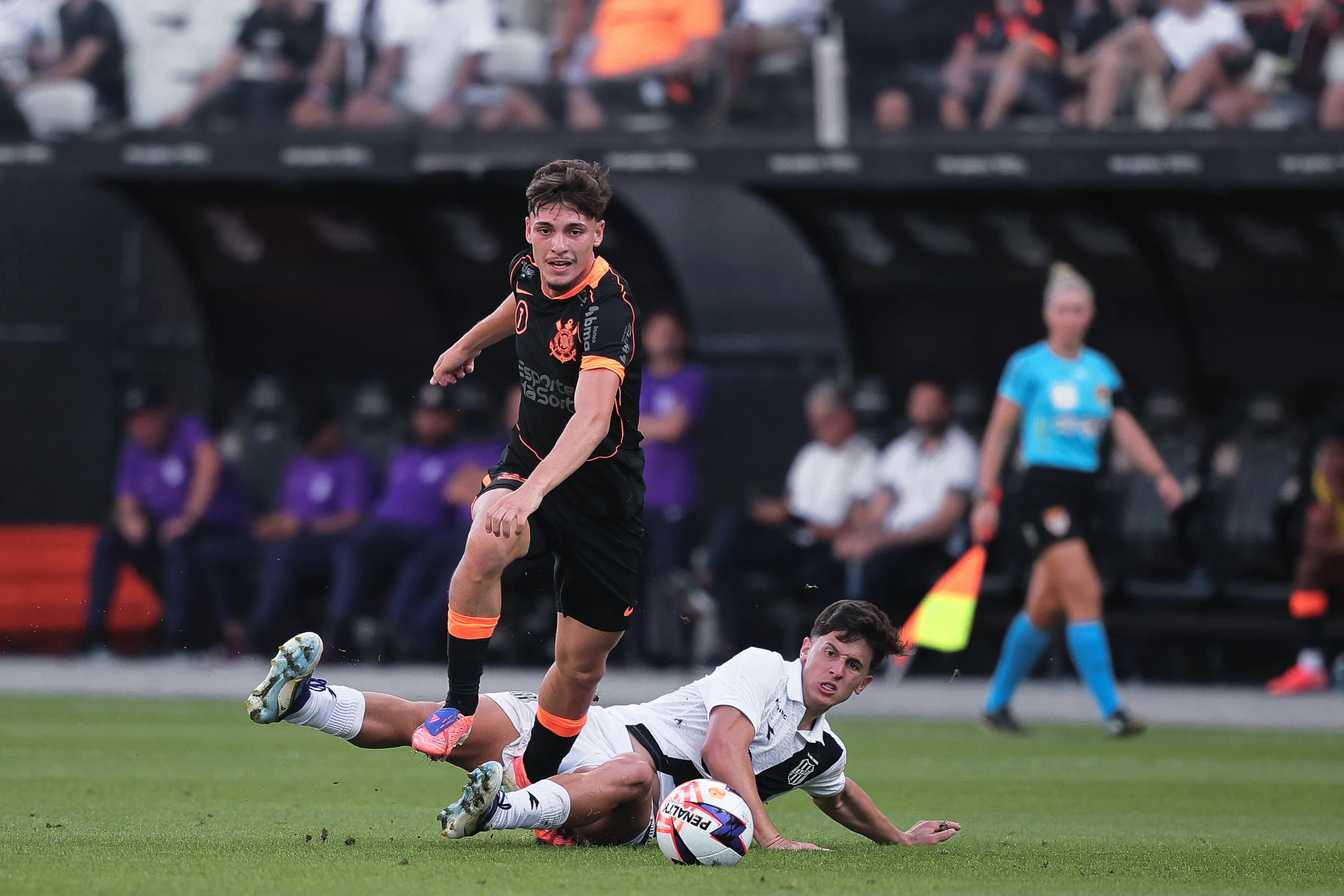 SP – SAO PAULO – 11/01/2026 – PAULISTA 2026, CORINTHIANS X PONTE PRETA – Breno Bidon jogador do Corinthians disputa lance com Gustavo Teles jogador do Ponte Preta durante partida no estadio Arena Corinthians pelo campeonato Paulista 2026. Foto: Ettore Chiereguini/AGIF