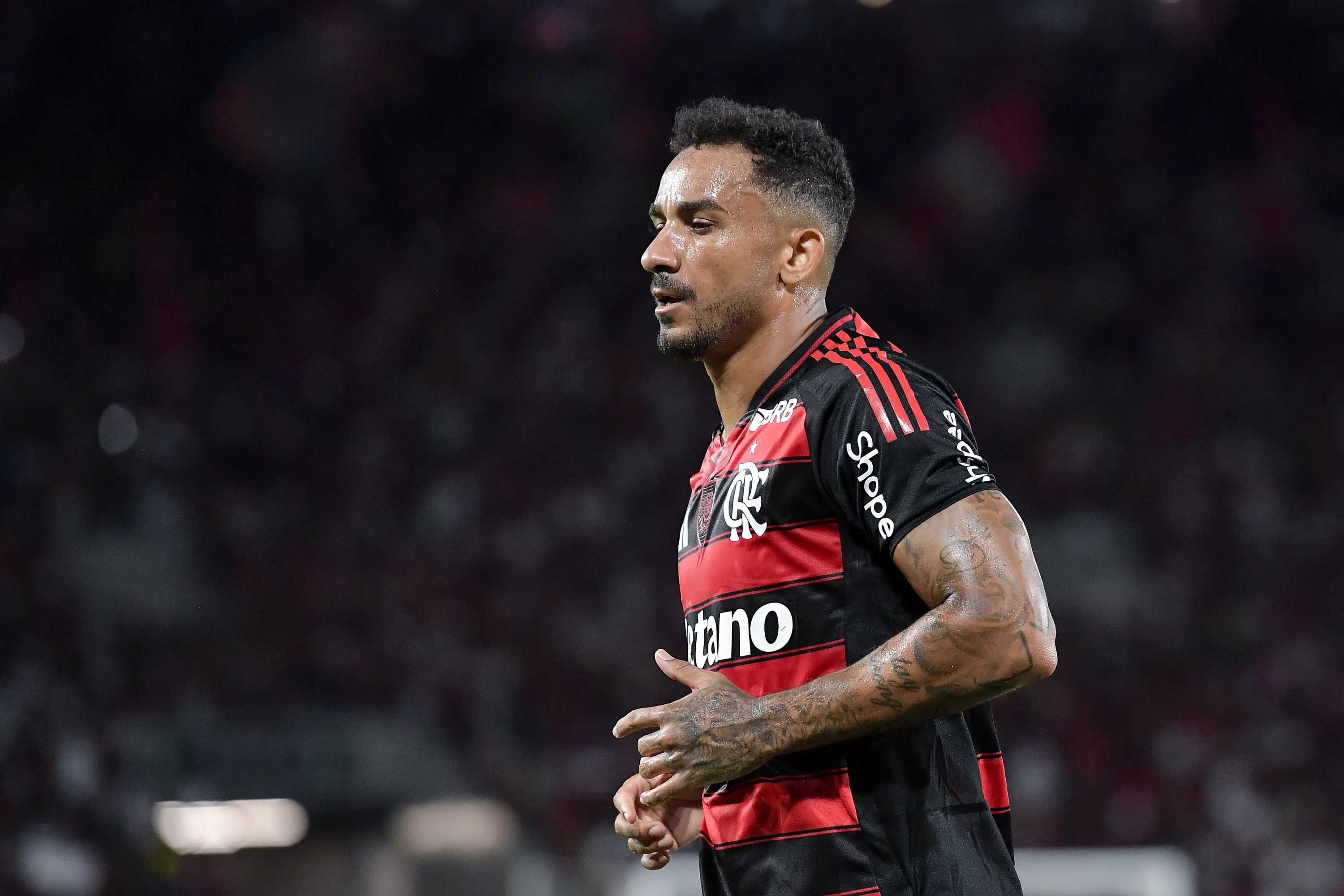 Danilo jogador do Flamengo durante partida contra o Santos no estadio Maracana pelo campeonato Brasileiro A 2025. Foto: Thiago Ribeiro/AGIF
