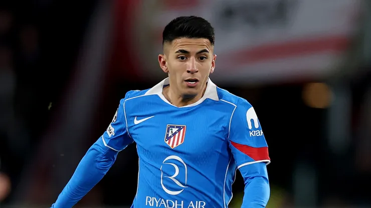 Thiago Almada, do Atlético de Madrid, corre com a bola durante a partida da 6ª rodada da fase de grupos da Liga dos Campeões da UEFA 2025/26 entre PSV Eindhoven e Atlético de Madrid, no PSV Stadion, em 9 de dezembro de 2025, em Eindhoven, Holanda. (Foto de Lars Baron/Getty Images)