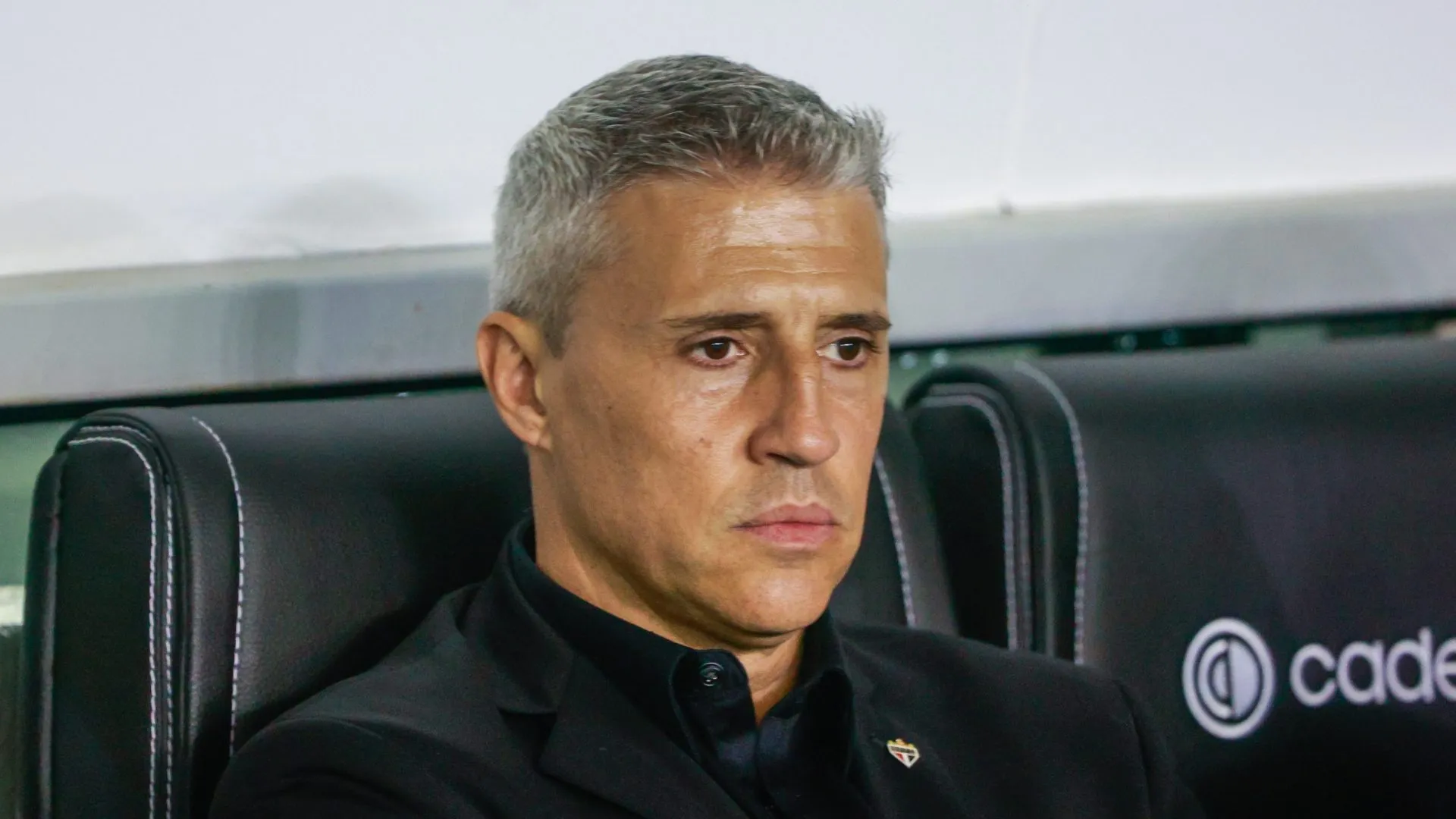 Crespo é questionado por jogadores (Imagem: Luiz Erbes/AGIF)