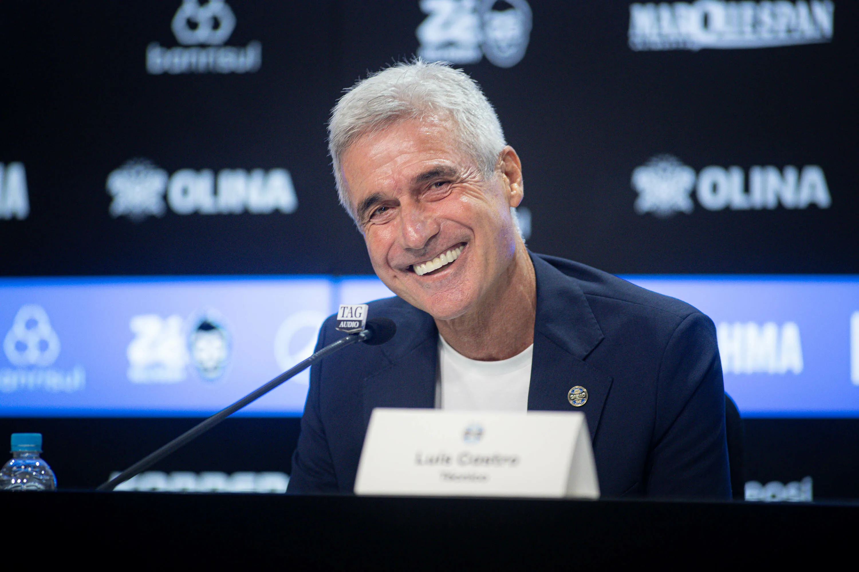 Luis Castro fala aos jornalistas durante sua apresentacao oficial como tecnico do Gremio em coletiva de imprensa realizada no Arena do Gremio. Foto: Maxi Franzoi/AGIF