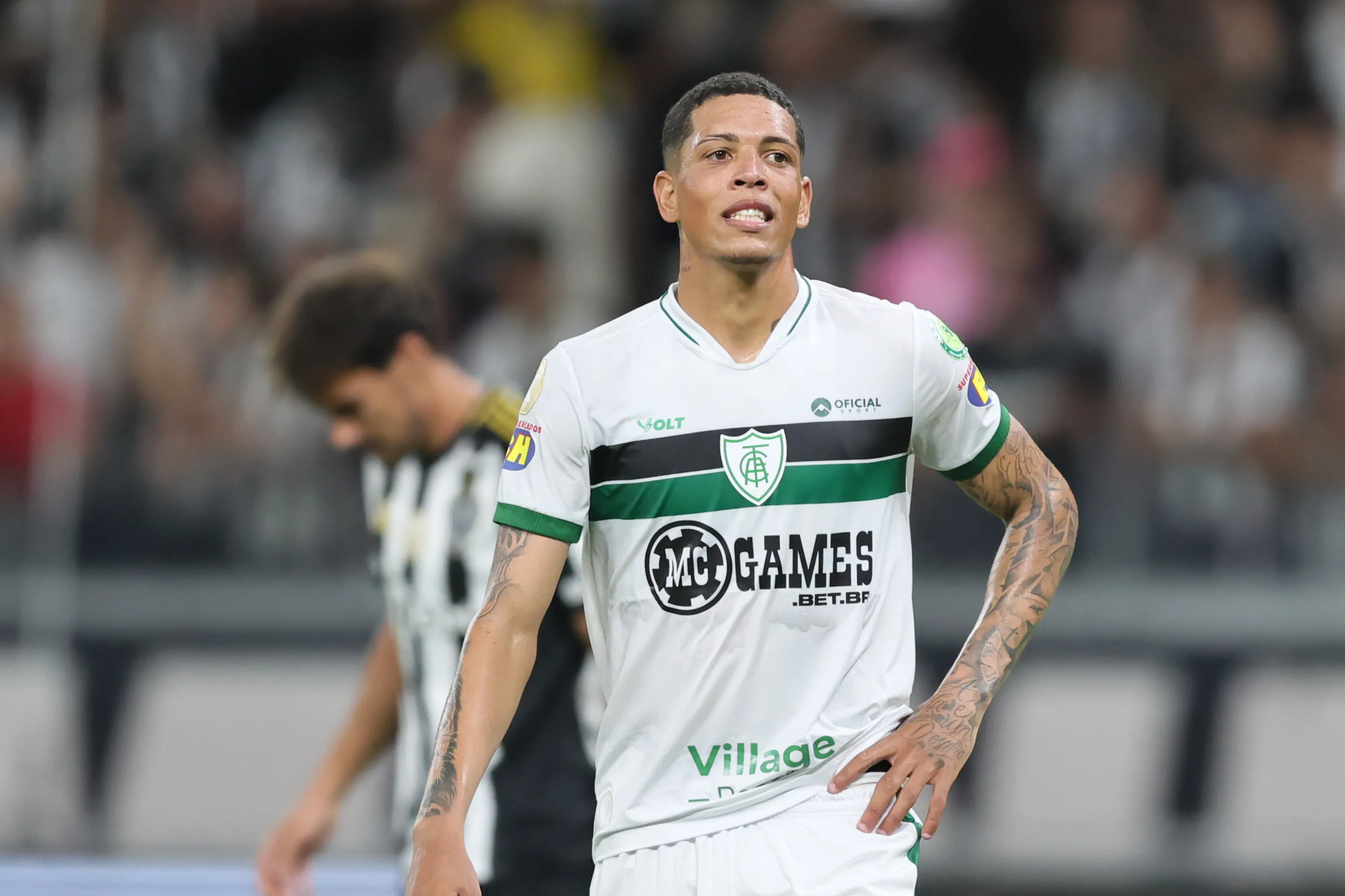 MG – BELO HORIZONTE – 08/03/2025 – MINEIRO 2025, ATLETICO-MG X AMERICA-MG – Kaua Diniz jogador do America-MG lamenta durante partida contra o Atletico-MG no estadio Mineirao pelo campeonato Mineiro 2025. Foto: Gilson Lobo/AGIF