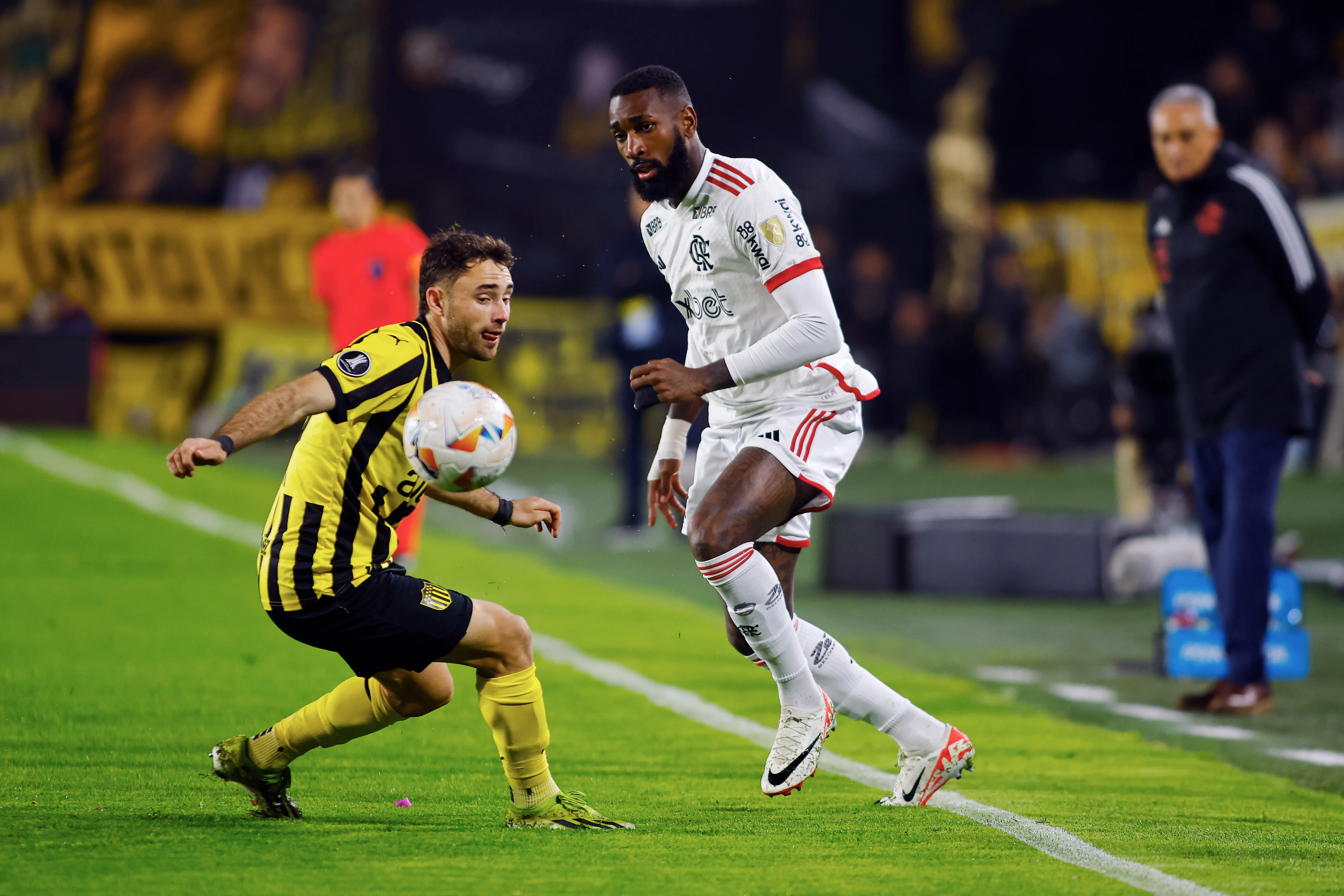 Pedro Milans disputando a bola com Gerson em Peñarol x Flamengo em 2024 –  (Photo by Ernesto Ryan/Getty Images)
