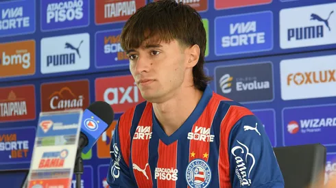 Román Gómez durante entrevista de apresentação no Bahia.