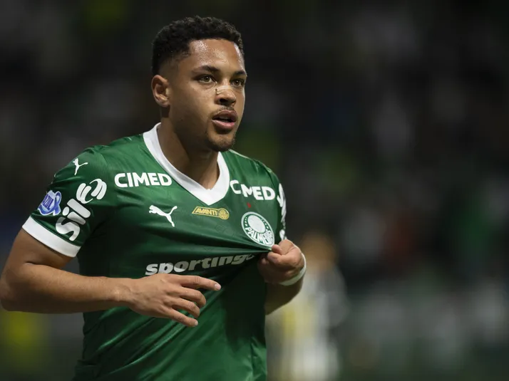 Vitor Roque avança em recuperação no Palmeiras e pode ganhar minutos contra o Santos
