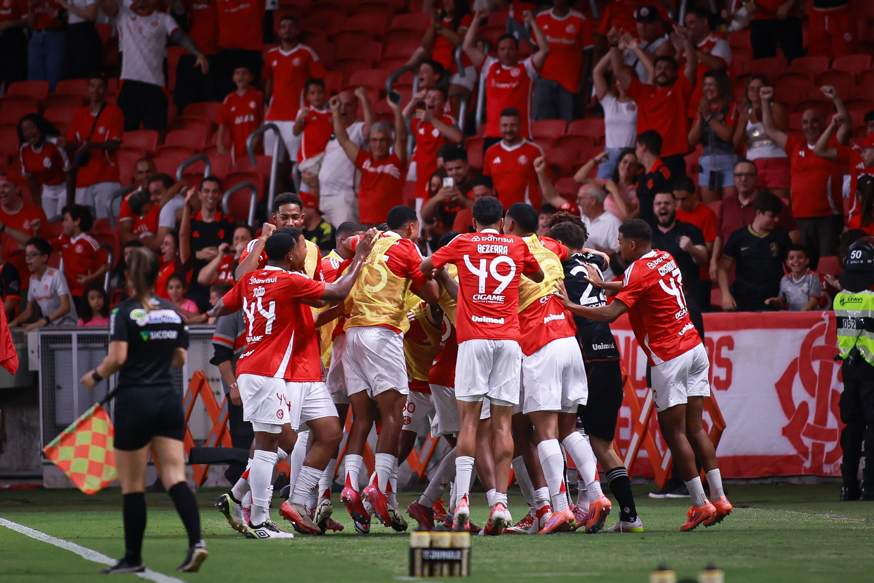 Diego Coser jogador do Internacional comemora seu gol com jogadores do seu time durante partida contra o Novo Hamburgo no estadio Beira-Rio pelo campeonato Gaucho 2026. Foto: Maxi Franzoi/AGIF