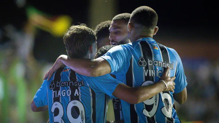 Roger jogador do Gremio comemora seu gol com jogadores do seu time durante partida contra o Avenida no estadio Eucaliptos pelo campeonato Gaucho 2026. Foto: Maxi Franzoi/AGIF