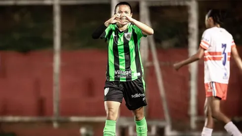 A jogadora tem passagens por gigantes do futebol brasileiro – Foto: Redes Sociais/América-MG