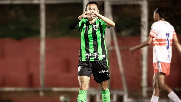 A jogadora tem passagens por gigantes do futebol brasileiro - Foto: Redes Sociais/América-MG