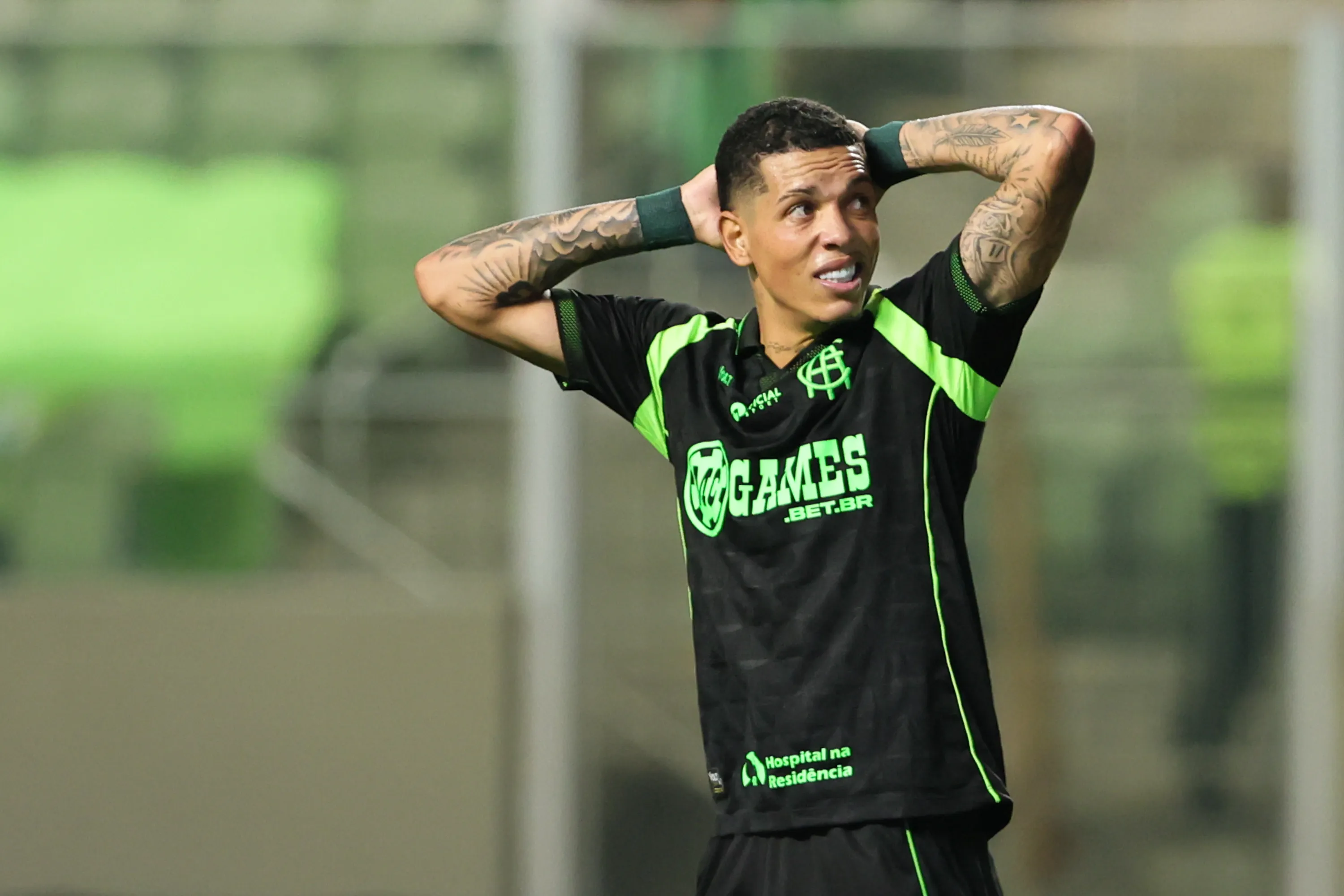 MG – BELO HORIZONTE – 08/10/2025 – BRASILEIRO B 2025, AMERICA-MG X VILA NOVA-GO – Kaua Diniz jogador do America-MG lamenta durante partida contra o Vila Nova-GO no estadio Independencia pelo campeonato Brasileiro B 2025. Foto: Gilson Lobo/AGIF