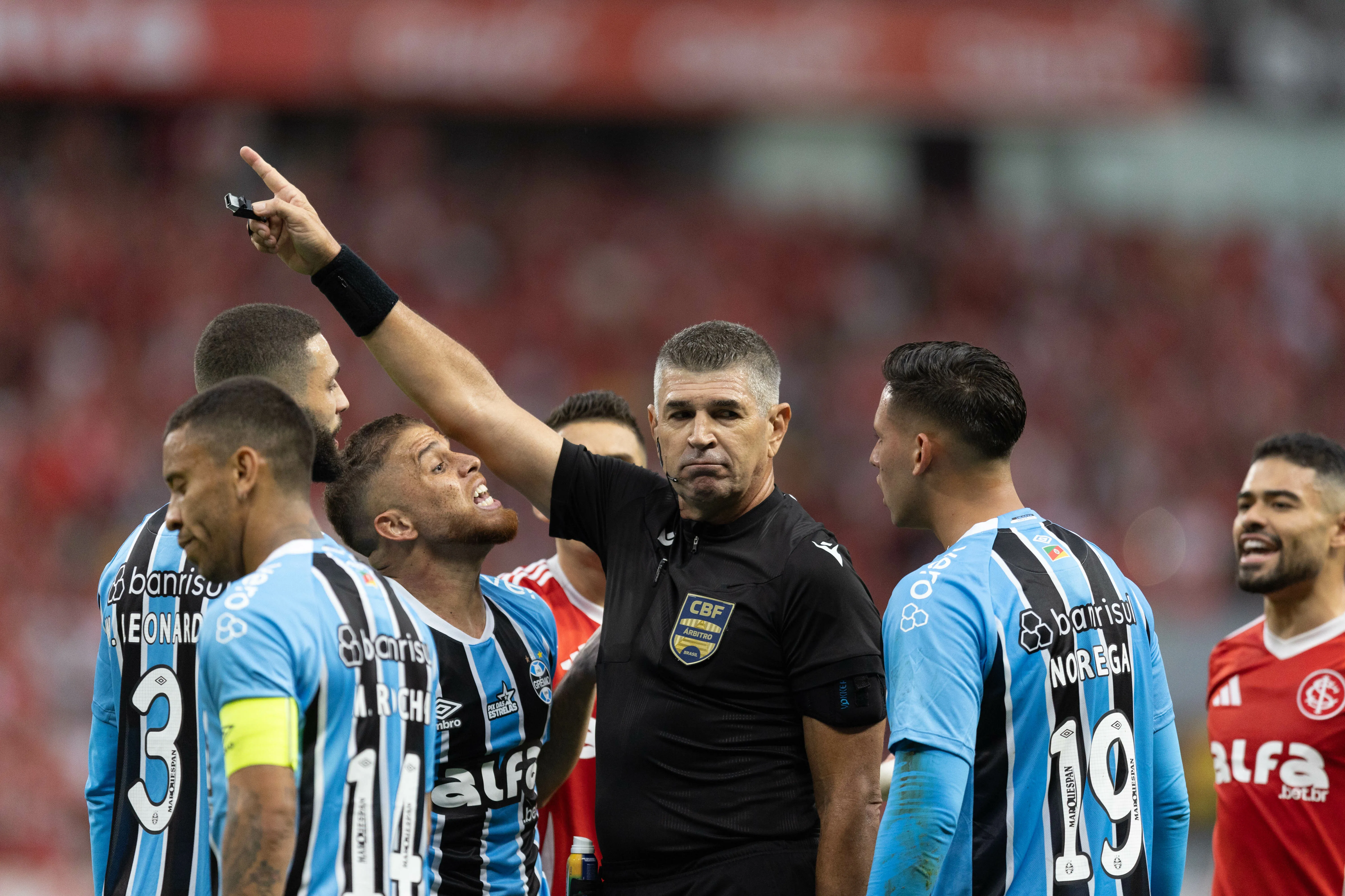 Gustavo Cuellar jogador do Gremio reclama com a arbitragem durante partida contra o Internacional no estAdio Beira-Rio pelo campeonato Brasileiro A 2025. Foto: Liamara Polli/AGIF