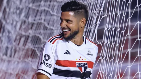 Cicinho durante jogo festivo do São Paulo em 2023.