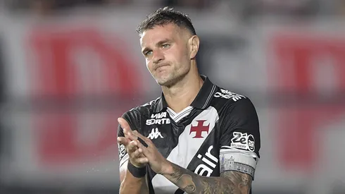 Torcida do Vasco divide opiniões em relação ao futuro de Vegetti