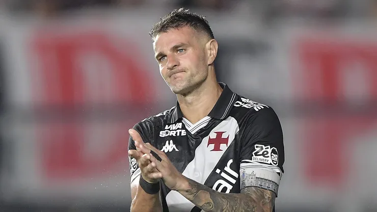 Torcida do Vasco divide opiniões em relação ao futuro de Vegetti