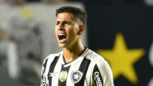 David Ricardo, jogador do Botafogo deixa o campo comemorando a vitória após partida contra o Santos no estádio Vila Belmiro pelo campeonato Brasileiro A 2025. Foto: Jota Erre/AGIF