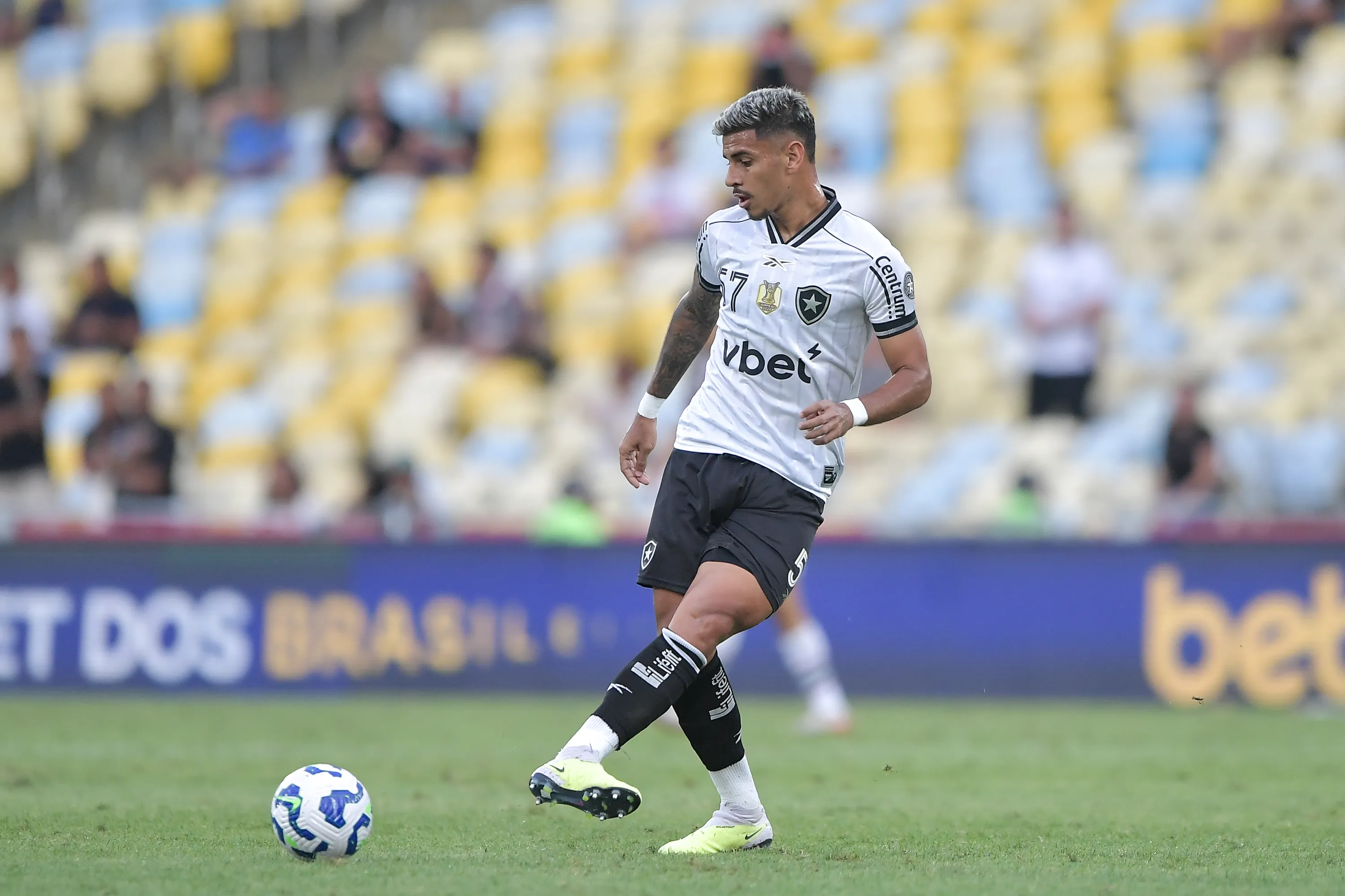 RJ – RIO DE JANEIRO – 28/09/2025 – BRASILEIRO A 2025, FLUMINENSE X BOTAFOGO – David Ricardo jogador do Botafogo durante partida contra o Fluminense no estadio Maracana pelo campeonato Brasileiro A 2025. Foto: Thiago Ribeiro/AGIF
