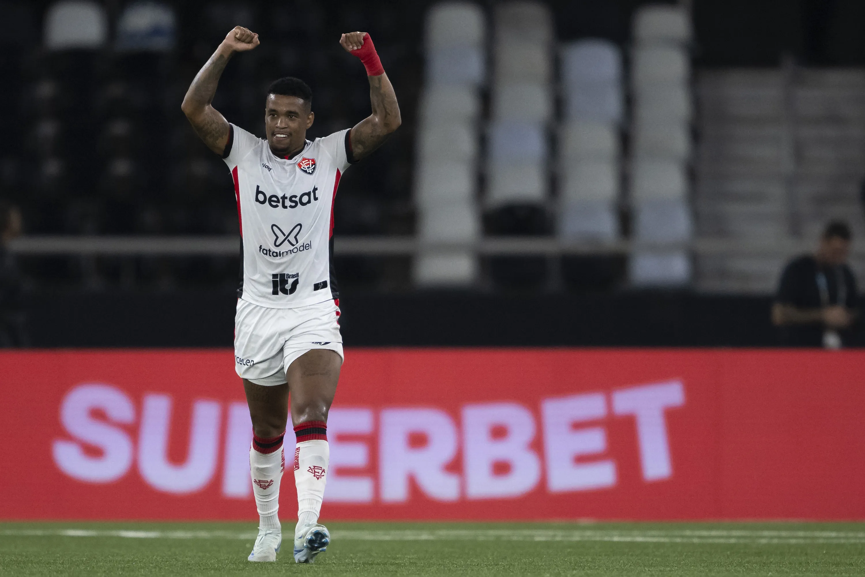 RJ – RIO DE JANEIRO – 23/11/2024 – BRASILEIRO A 2024, BOTAFOGO X VITORIA – Alerrandro jogador do Vitoria comemora seu gol durante partida contra o Botafogo no estadio Engenhao pelo campeonato Brasileiro A 2024. Foto: Jorge Rodrigues/AGIF