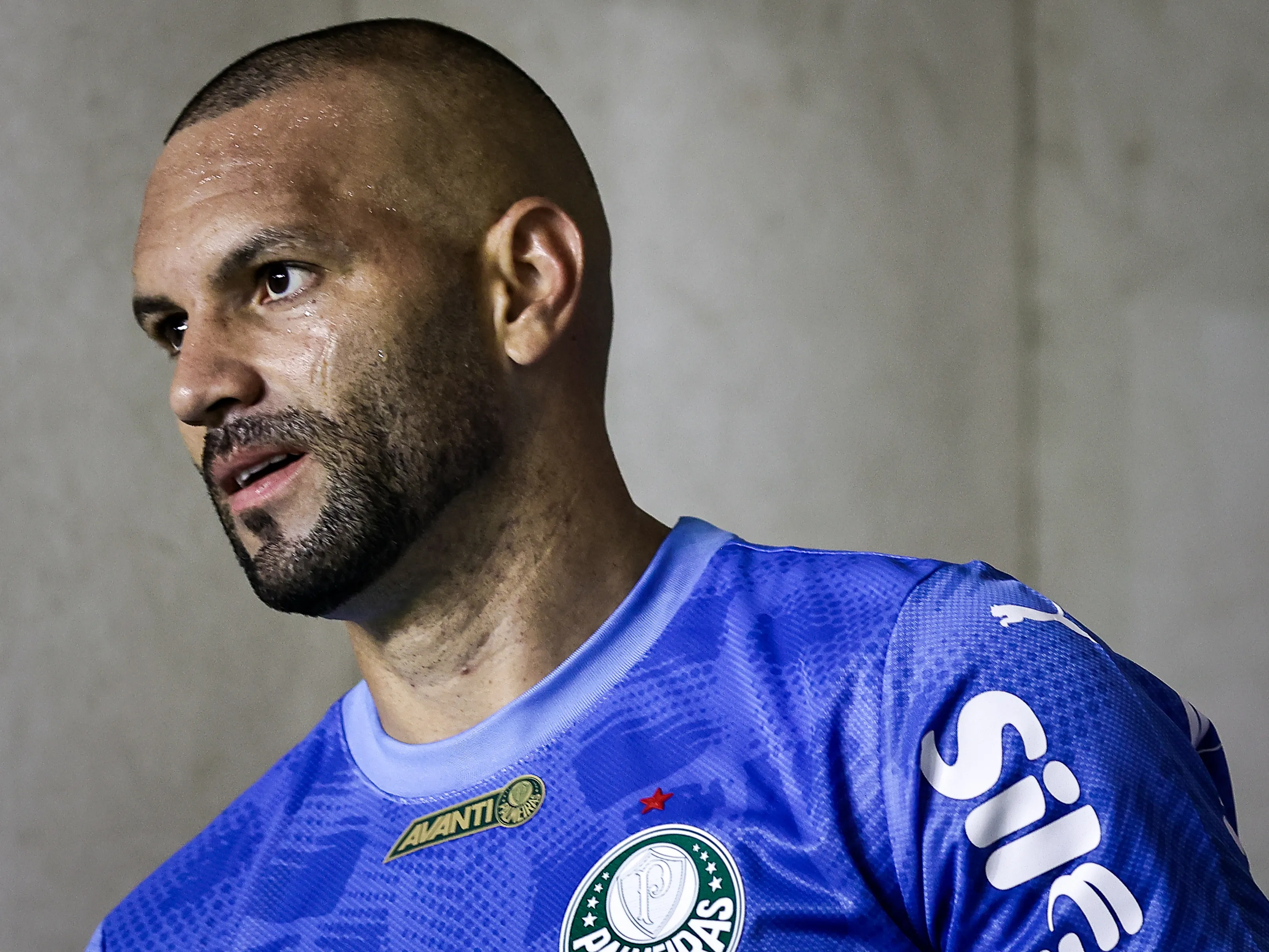 SP – SAO PAULO – 27/04/2025 – BRASILEIRO A 2025, PALMEIRAS X BAHIA – Weverton goleiro do Palmeiras durante entrada em campo para partida contra o Bahia no estadio Arena Allianz Parque pelo campeonato Brasileiro A 2025. Foto: Fabio Giannelli/AGIF
