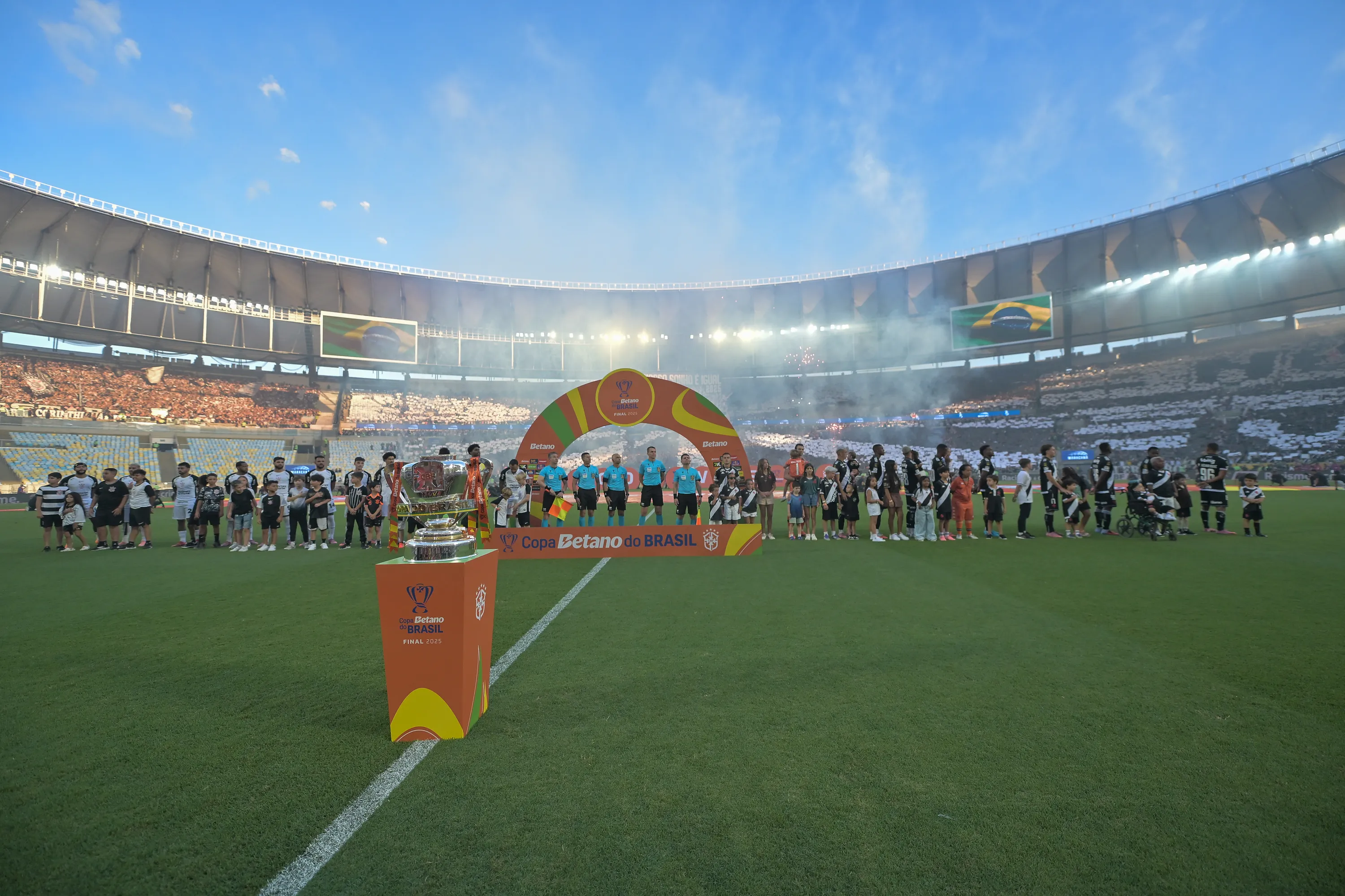 Jogadores do Vasco e jogadores do Corinthians durante partida no estadio Maracanã pelo campeonato Copa Do Brasil 2025. Foto: Thiago Ribeiro/AGIF