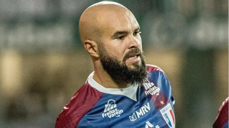 Zé Welison durante confronto entre Coritiba e Fortaleza no Brasileirão de 2022.