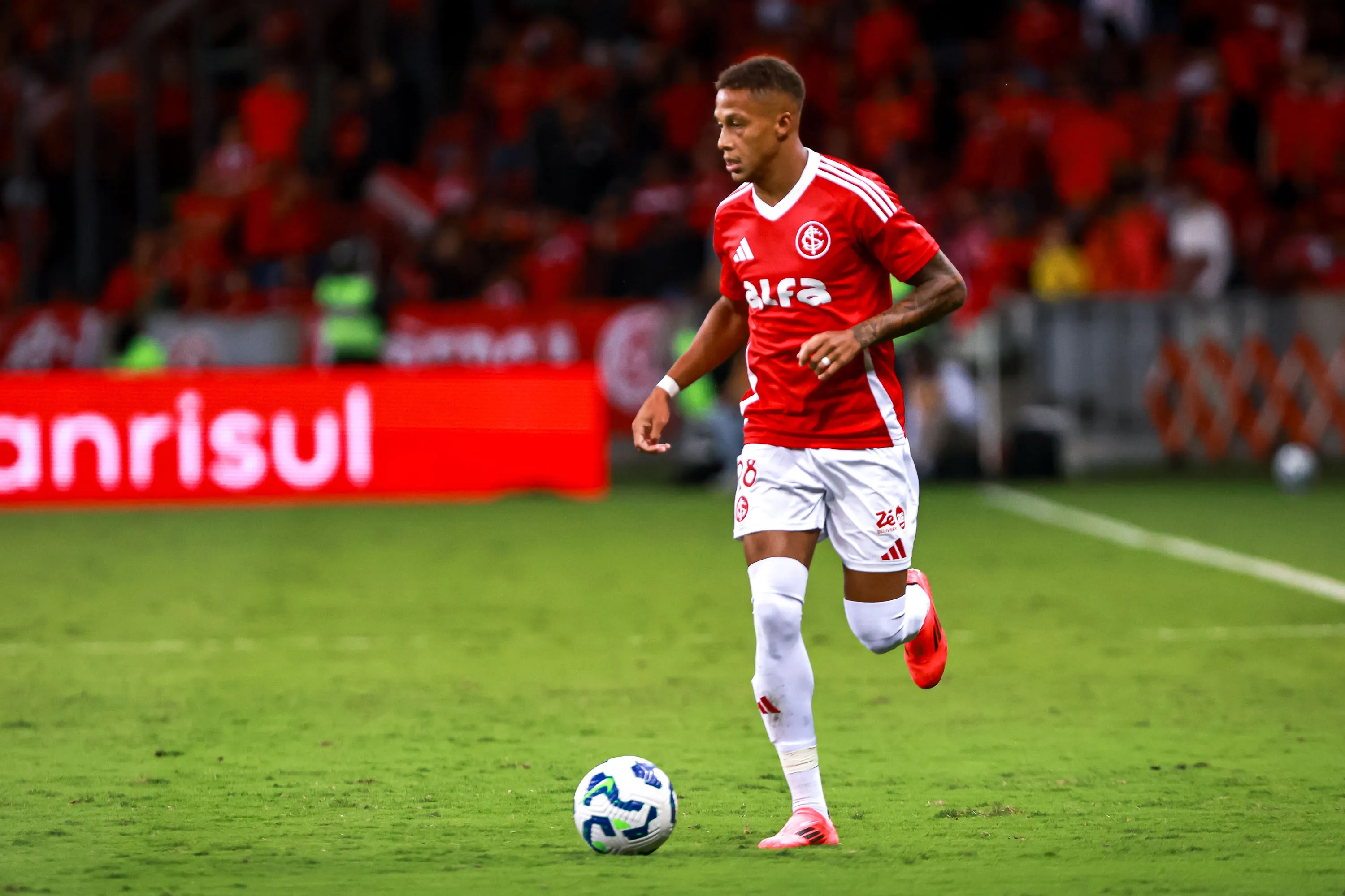 Vitinho atuando no Internacional em 2025 – Foto: Maxi Franzoi/AGIF