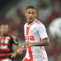 Internacional é avisado que Vitinho assinou pré-contrato com o Santos para 2026