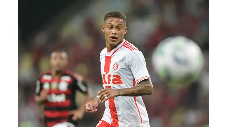 Vitinho com a camisa do Internacional