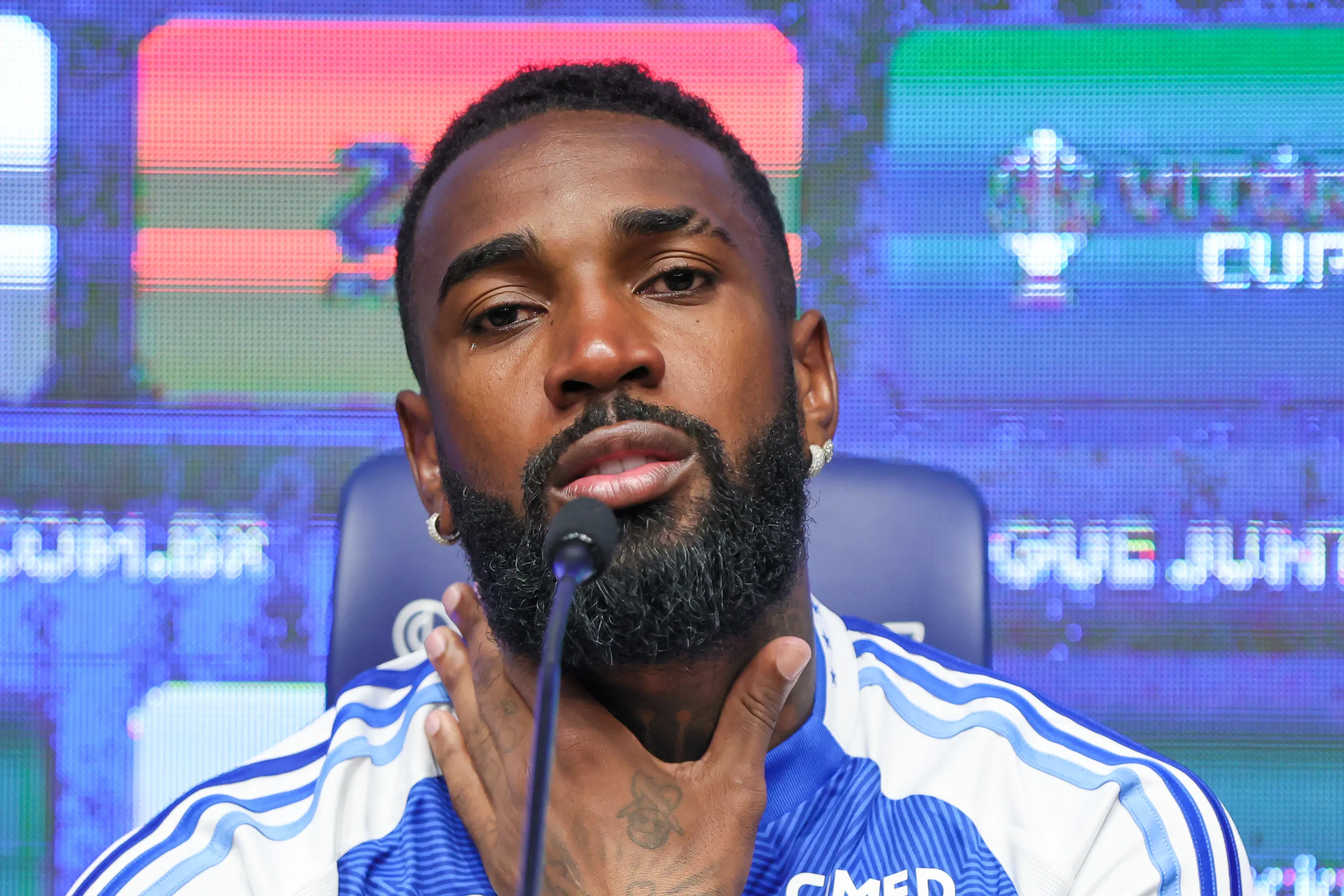 Gerson jogador do Cruzeiro CHORA ao falar da infancia pobre durante  coletiva de imprensa para sua apresentacao realizada na Toca da Raposa II.   Foto: Gilson Lobo/AGIF