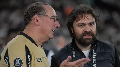 Joao Paulo Magalhaes atual presidente e John Textor CEO do Botafogo durante partida contra o Vasco no estadio Engenhao pelo campeonato Copa Do Brasil 2025. Foto: Thiago Ribeiro/AGIF