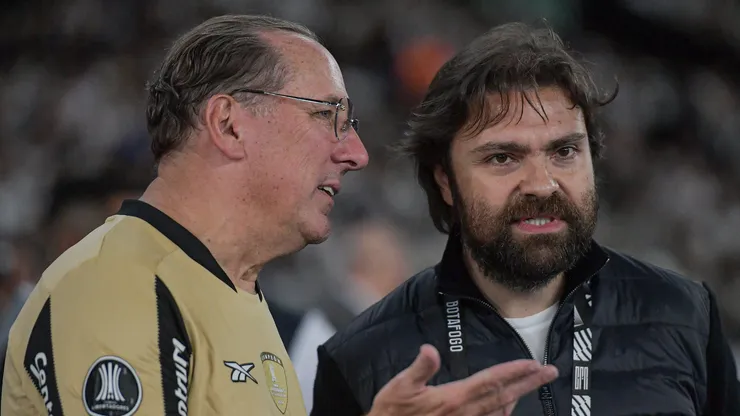 Joao Paulo Magalhaes atual presidente e John Textor CEO do Botafogo durante partida contra o Vasco no estadio Engenhao pelo campeonato Copa Do Brasil 2025. Foto: Thiago Ribeiro/AGIF