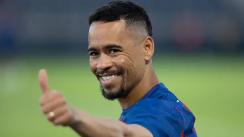 YAGO PIKACHU jogador do Fortaleza comemora vitoria ao final da partida contra o Bragantino no estadio Cicero De Souza Marques pelo campeonato Brasileiro A 2025. Foto: Joisel Amaral/AGIF