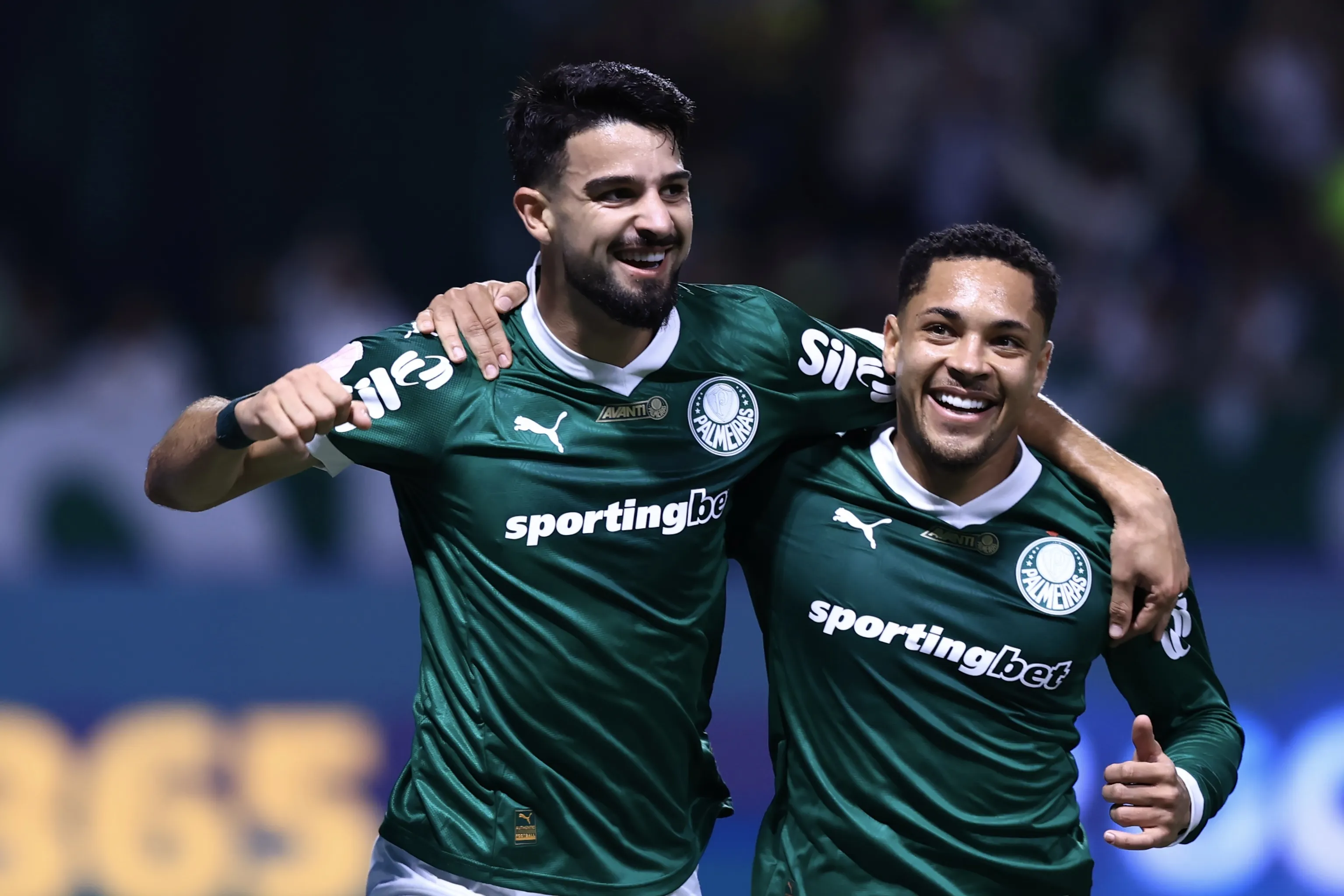 Flaco López e Vitor Roque comemorando gol pelo Palmeiras – Foto: Marcello Zambrana/AGIF